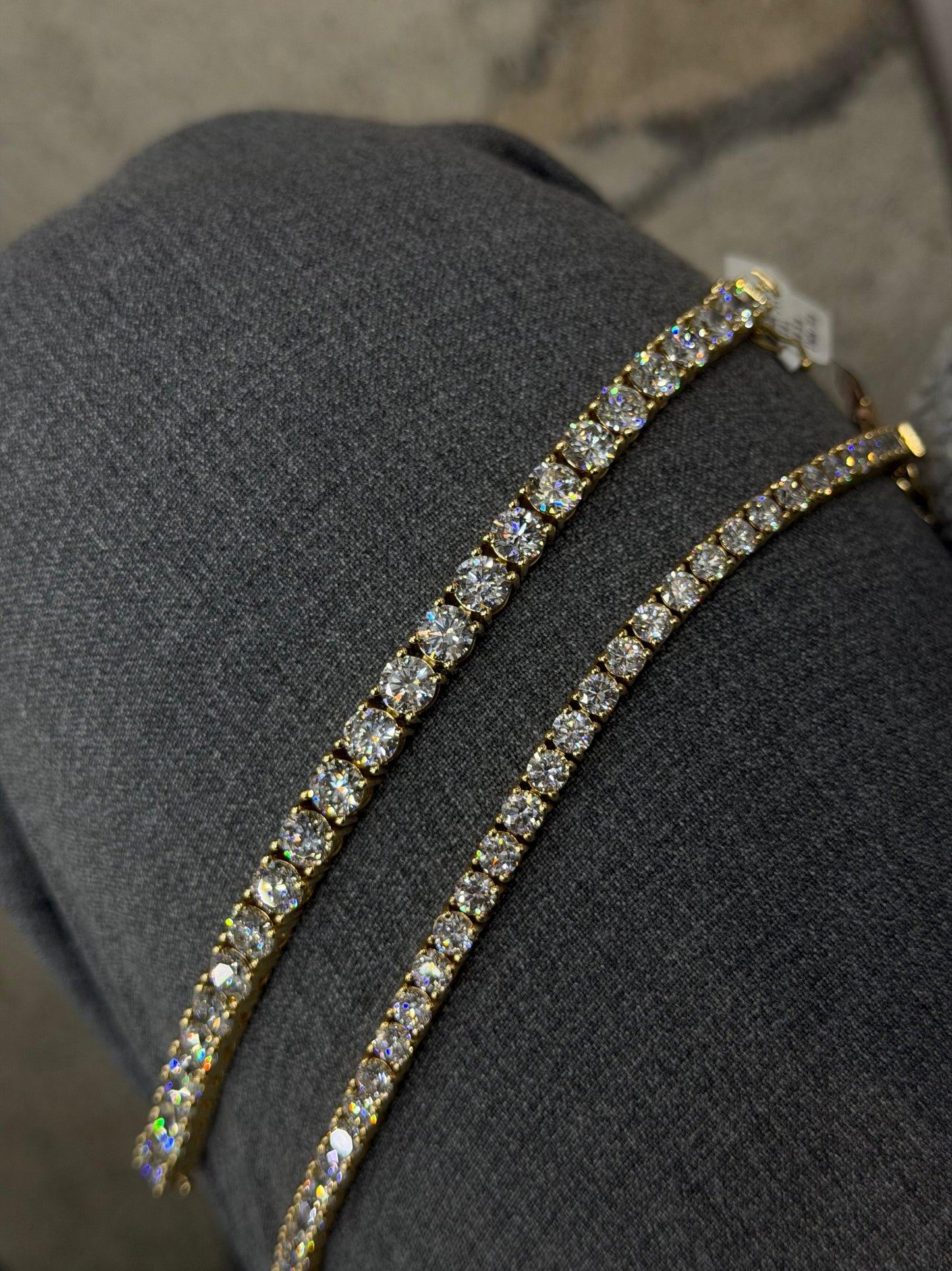 Pulsera Tennis Oro Omarillo 14k sólido, De 8 pulgadas de largo y 2 mm de ancho con diamantes